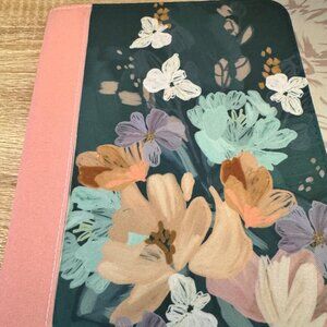 Bold Blooms Premium Zip Folio
